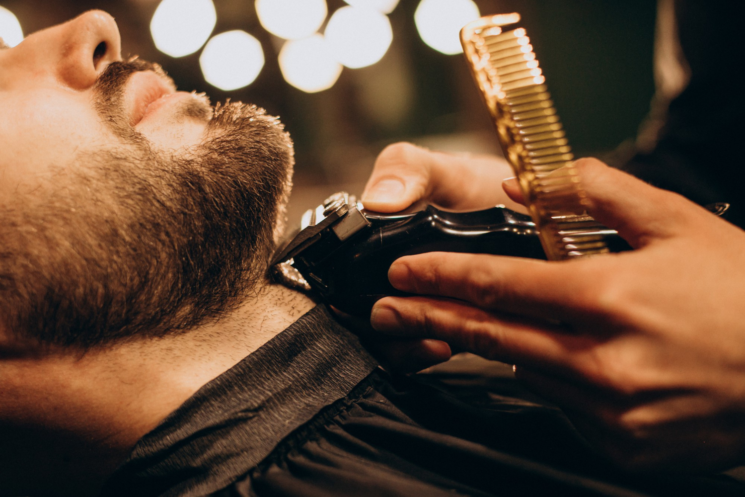 La Anatomía de un Corte Perfecto: El Proceso Creativo de un Barbero Profesional